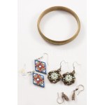 vegyes bizsu tétel, benne ezüst fülbevaló pár