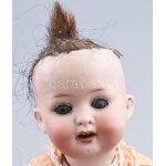 Heubach Köppelsdorf porcelánfejű baba, jelzett, kiüléssel, hiánnyal, m: 23 cm