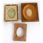 3 darab antik képkeret, közte faragott, 16x14 cm alatt