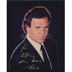 Julio Iglesias (1943-) énekes aláírása az őt ábrázoló képen
