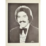 Tony Orlando (1944-) énekes aláírása az őt ábrázoló képen