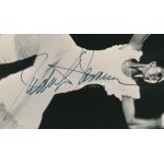 Judith Jamison (1943-2024) amerikai táncos, koreográfus autográf aláírása őt ábrázoló fotón, kisebb sérülésekkel...