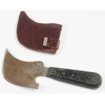 Negyedhold kés, régi bőrműves, cipész szerszám, fa nyéllel, kopottas, rozsdafoltos, bőr tokkal, h: 20...