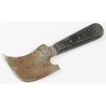 Negyedhold kés, régi bőrműves, cipész szerszám, fa nyéllel, kopottas, rozsdafoltos, bőr tokkal, h: 20...