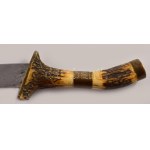 Dísztőr, agancs és réz markolattal, vörös plüssborítású fém hüvellyel, h: 32 cm