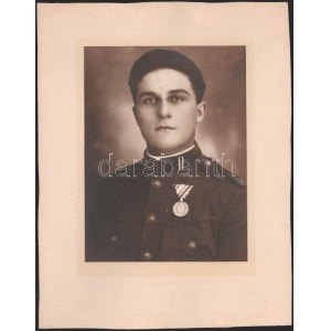 cca 1930-1940 Magyar Háborús Emlékéremmel kitüntetett katona portréja, nagyméretű...