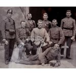 cca 1900 Katonai csoportkép üvegezett keretben, díszes, illusztrált kartonon...