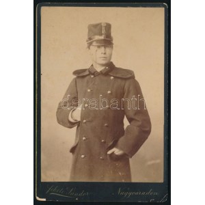 cca 1900 Katonaportré, keményhátú fotó Fekete Sándor nagyváradi (Oradea) műterméből, sérüléssel, 16,5×10...