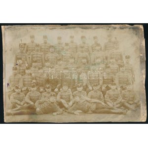 cca 1900 Huszáralakulat csoportképe, fotó kartonon, megviselt állapotban, 12x17 cm
