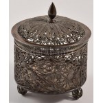 Kínai filigrán ezüst dobozka. Jelzett. 130g. d: 8 cm /// Chinese filigree silver box. Hallmarked. 130 g, diameter...