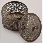 Kínai filigrán ezüst dobozka. Jelzett. 130g. d: 8 cm /// Chinese filigree silver box. Hallmarked. 130 g, diameter...