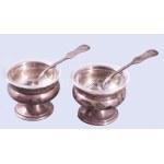 2 darab ezüst (Ag) fűszerkínáló kanalakkal, jelzett, kissé sérült üveg betétekkel, nettó 61...