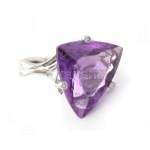 Koktélgyűrű 14K fehérarany, fazettált ametiszttel (15ct) és brillekkel 0,059 ft. jelzett, br 6,33g M: 52. Dobozzal...