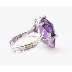Koktélgyűrű 14K fehérarany, fazettált ametiszttel (15ct) és brillekkel 0,059 ft. jelzett, br 6,33g M: 52. Dobozzal...