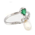 14k fehérarany (Au) gyűrű smaragd, gyöngy és gyémánt ékítéssel. Fazettált és brilliáns csiszolással gyémánt TWSI 0...