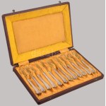 Ezüst (Ag) nyelű süteményes villa készlet. 12 darabos, díszdobozban, jelzett, 16 cm