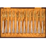 Ezüst (Ag) nyelű süteményes villa készlet. 12 darabos, díszdobozban, jelzett, 16 cm