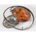 Ezüst (Ag) bross, jelzett, borostyán berakással, bruttó 9,1g