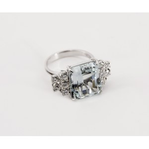 Ring with aquamarine