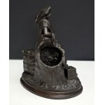 Figurka s vázou Cestovatel se psem - zinkový bronz - 1. pol. 20. stol.