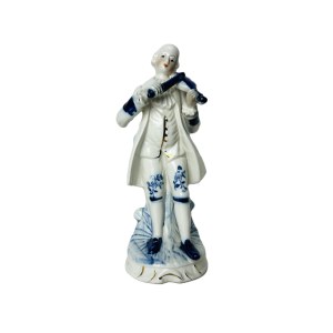 Figurina di musicista in porcellana che suona il violino, con smalto bianco e cobalto