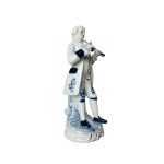 Figurina di musicista in porcellana che suona il violino, con smalto bianco e cobalto