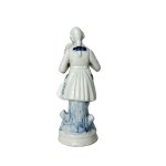 Figurina di musicista in porcellana che suona il violino, con smalto bianco e cobalto