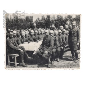 II RP Fotografia Grupowa Żołnierzy Wojska Polskiego Podczas Bankietu - Odznaka 26 Pułk Artylerii Lekkiej - Skierniewice