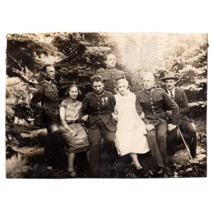 II RP Fotografia Żołnierzy Wojska Polskiego Podczas Wycieczki z Cywilami - Virtuti Militari, Krzyż Walecznych