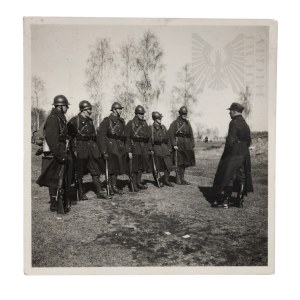 II RP-Żołnierze Wojska Polskiego w Trakcie Ćwiczeń-28 Pułk Strzelców Kaniowskich - Hełmy Typu Adrian Hełm Rosyjsko-Fiński wz. 17