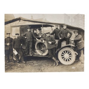 Cesarstwo Niemieckie Fotografia Grupowa Żołnierzy Niemieckich Przy Samochodzie