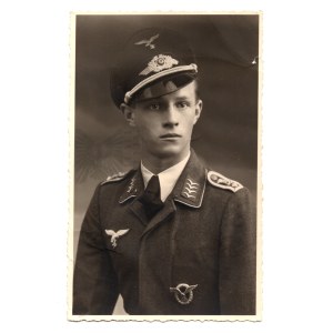 Portrétní fotografie důstojníka Luftwaffe Třetí říše - Odznak pilota