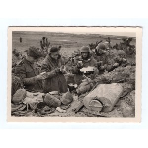 [WAFFEN SS] III Rzesza Fotografia Żołnierzy Waffen SS Podczas Posiłku w Okopie