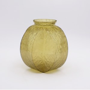 Vase on a polygonal plan with sharply marked edges