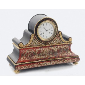 Zegar kominkowy dekorowany markieterią w typie Boulle’a
