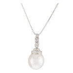 Pendant with chain, 2nd half of 20th century.