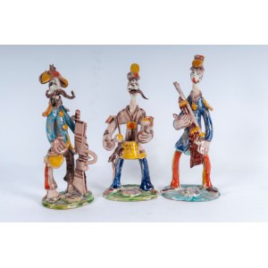 GIOVANNI DE SIMONE (Palermo, 1930 - Palermo, 1991) Lot of three stylised military figures in polychrome ceramic: