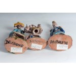 GIOVANNI DE SIMONE (Palermo, 1930 - Palermo, 1991) Lot of three stylised military figures in polychrome ceramic: