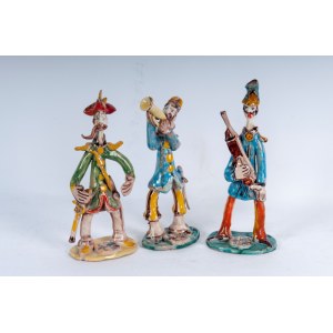 GIOVANNI DE SIMONE (Palermo, 1930 - Palermo, 1991) Lot of three stylised military figures in polychrome ceramic: