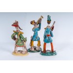 GIOVANNI DE SIMONE (Palermo, 1930 - Palermo, 1991) Lot of three stylised military figures in polychrome ceramic: