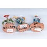 GIOVANNI DE SIMONE (Palermo, 1930 - Palermo, 1991) Lot of three stylised military figures in polychrome ceramic: