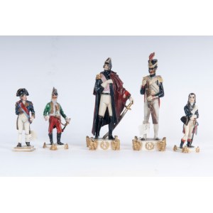 Lot de cinq figurines militaires en porcelaine polychrome milieu du 20e siècle