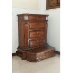 Inginocchiatoio a cinque cassetti in legno di noce Roma, XVIII secolo