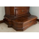 Inginocchiatoio a cinque cassetti in legno di noce Roma, XVIII secolo