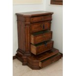 Inginocchiatoio a cinque cassetti in legno di noce Roma, XVIII secolo