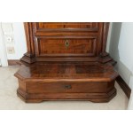 Inginocchiatoio a cinque cassetti in legno di noce Roma, XVIII secolo