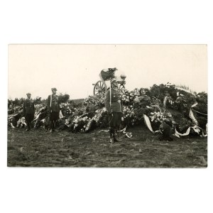 Warsaw, Pole Mokotowskie - Funeral of Jozef Pilsudski, 17.05.1935. Guard of honor at the cannon carriage with the coffin (196)