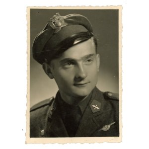 Portret lotnika z orłem na czapce, lata 40/50. XX w. (1276)