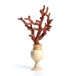 Vase in ivory and red coral - Italy, 17th - 18th centuries