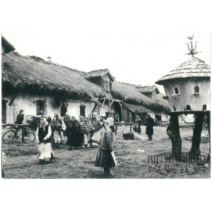 NIGHTS AND DAYS, film frame, extras from Seroczyn, photo by T. Radecki, 1972